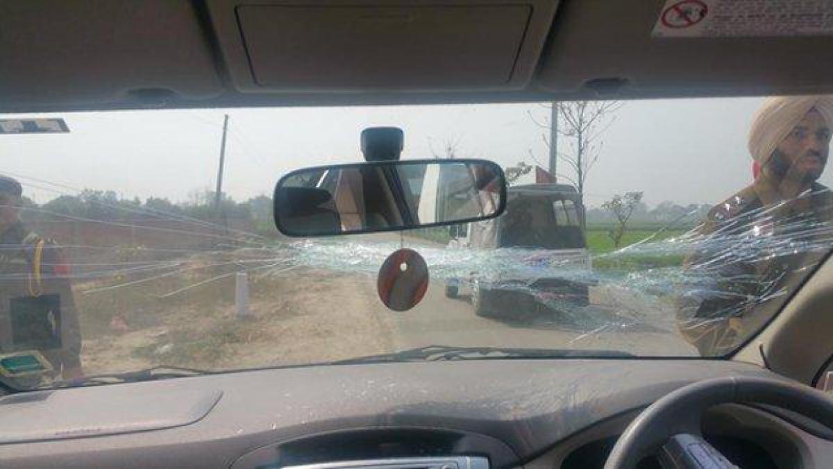 Stones thrown at Kejriwals car in Ludhiana